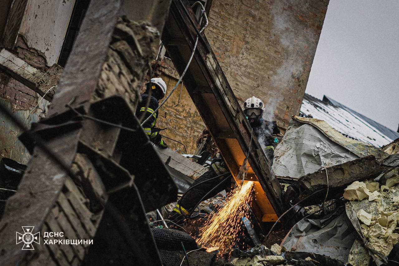 У Харкові добу тривають аварійно-рятувальні роботи на місці ворожого удару (фото)